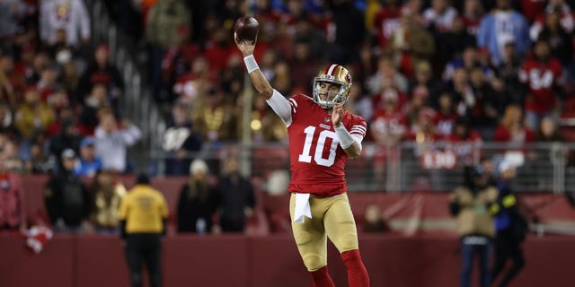 Jimmy Garoppolo of the San Francisco 49ers scored a second-quarter pass against the Los Angeles Chargers on November 13, 2022, at Levi's Stadium in Santa Clara, California.