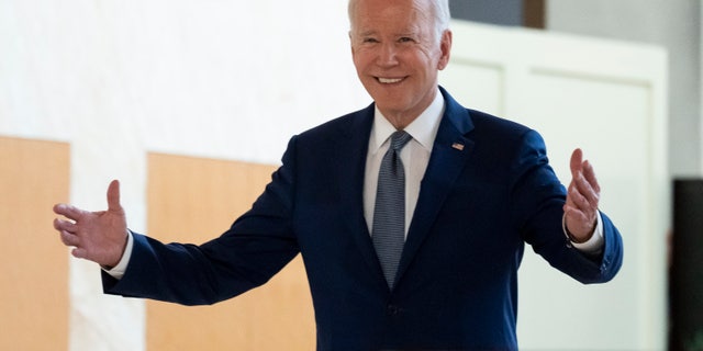 Presiden AS Joe Biden bereaksi saat dia berjalan untuk menyambut Presiden China Xi Jinping sebelum pertemuan di sela-sela pertemuan puncak G20, Senin, 14 November 2022, di Bali, Indonesia.