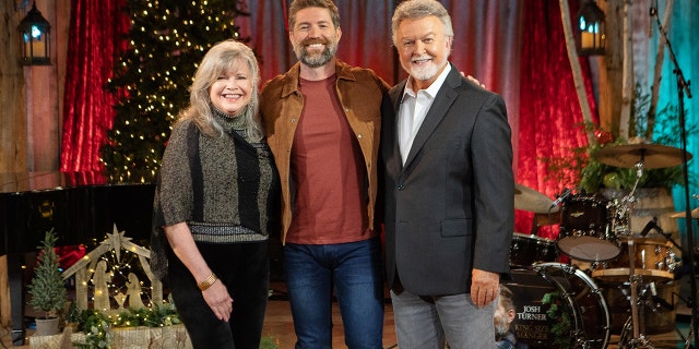 Josh Turner performed "King Size Manger" with special guests Pat McLaughlin and Rhonda Vincent.