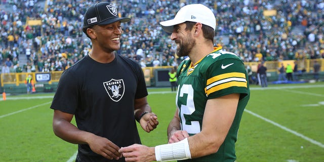 El mariscal de campo de los Green Bay Packers, Aaron Rodgers (12), habla con el mariscal de campo de los Oakland Raiders, DeShone Kizer, después de un partido en Lambeau Field el 20 de octubre de 2019 en Green Bay, Wisconsin. 