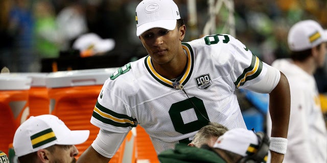 Aaron Rodgers, izquierda, y DeShone Kizer de los Green Bay Packers reaccionan al margen contra los Seattle Seahawks en el último cuarto durante un partido en el CenturyLink Field el 15 de noviembre de 2018 en Seattle.  