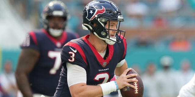 Dolphins drop 30 points to Texans in first half to win fifth straight game 2 Kyle Allen #3 of the Houston Texans scrambles during the first quarter of the game against the Miami Dolphins at Hard Rock Stadium on November 27, 2022 in Miami Gardens, Florida.