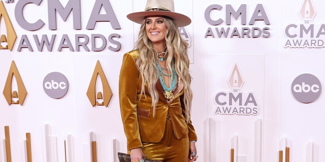 CMAs 2022: Lainey Wilson on winning Female Vocalist of the Year, walking with dad on the carpet.