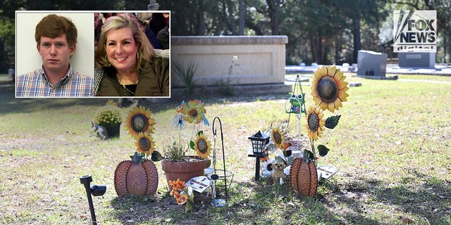 Las tumbas de Carolina del Sur de Maggie y Paul Murdaugh en el cementerio de Hampton marcadas con placas de plástico temporales en noviembre de 2022, 17 meses después de que sus cuerpos fueran enterrados. 