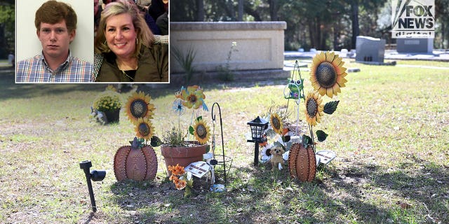 Las tumbas de Carolina del Sur de Maggie y Paul Murdaugh en el cementerio de Hampton marcadas con placas de plástico temporales en noviembre de 2022, 17 meses después de que sus cuerpos fueran enterrados. 