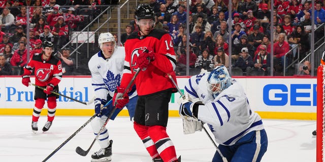 Matt Murray #30 van de Toronto Maple Leafs redt voor Nathan Bastian #14 van de New Jersey Devils in de tweede periode in het Prudential Center op 23 november 2022 in Newark, New Jersey.