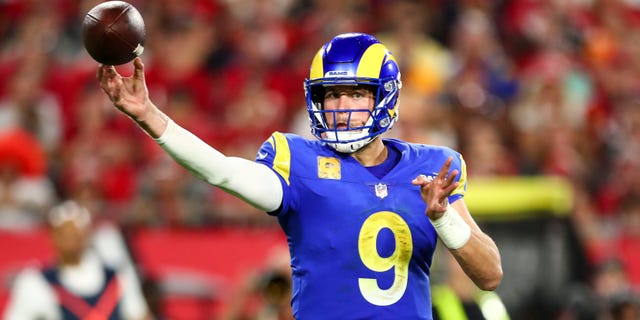 Matthew Stafford #9 de Los Angeles Rams lanza un pase durante el último cuarto de un partido de fútbol americano de la NFL contra los Tampa Bay Buccaneers en el Estadio Raymond James el 6 de noviembre de 2022 en Tampa, Florida.