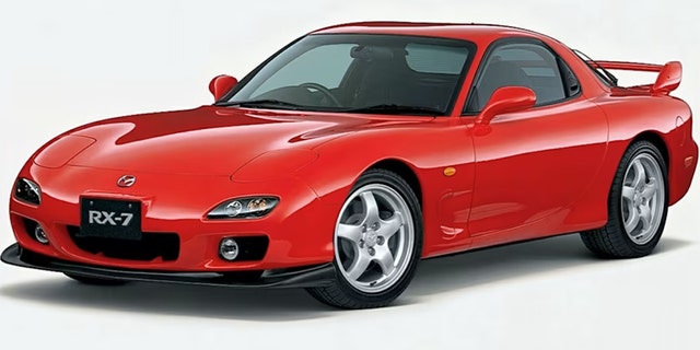 انتهى إنتاج الجيل الثالث من Mazda RX-7 في عام 1997.