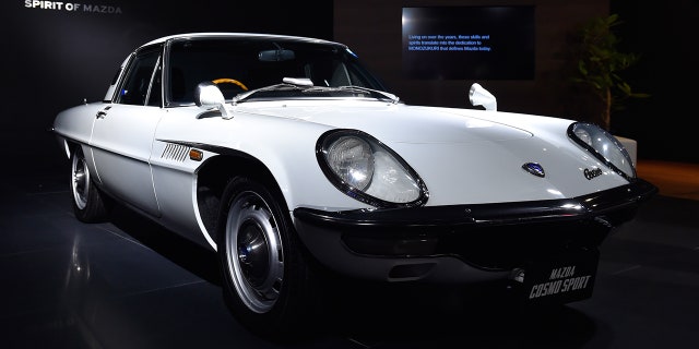 كانت Mazda Cosmo أول سيارة رياضية للعلامة التجارية.