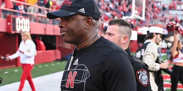 El entrenador en jefe interino Mickey Joseph de los Nebraska Cornhuskers sale del campo después del partido contra Illinois Fighting Illini en el Memorial Stadium el 29 de octubre de 2022 en Lincoln, Nebraska. 