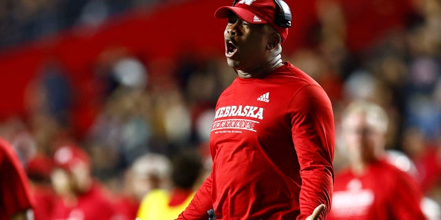 El entrenador en jefe Mickey Joseph de los Nebraska Cornhuskers en acción contra los Rutgers Scarlet Knights durante un partido en el estadio SHI el 7 de octubre de 2022 en Piscataway, Nueva Jersey.  Nebraska venció a Rutgers 14-13. 