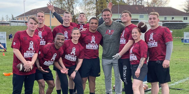 Former Buccaneers fullback Mike Alstott, wearing gray shirt, was on hand for the USAA Salute to Service Boot Camp in Germany ahead of the Bucs-Seahawks matchup on Sunday, Nov. 13, 2022.