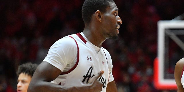 Mike Peake #15 habla con Sir'Jabari Rice #10 de los New Mexico State Aggies durante su juego contra los New Mexico Lobos en The Pit el 6 de diciembre de 2021 en Albuquerque, NM  