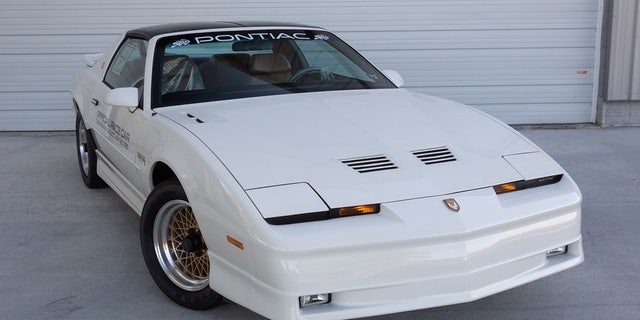 Esta réplica de Pontiac Trans Am Indy 500 Pace Car de 1989 tiene 178 millas en su odómetro.