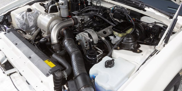 La voiture est propulsée par un moteur V6 turbocompressé de 3,8 litres.