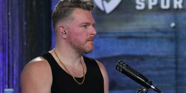 Pat McAfee habla durante su programa en Media Row para el Super Bowl LVI en el Centro de Convenciones de Los Ángeles el 10 de febrero de 2022 en Los Ángeles 