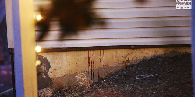 Des vues générales de la maison le 16 novembre 2002, où quatre étudiants de l'Université de l'Idaho ont été assassinés, montrent des taches rouges coulant sur les fondations de la maison à Moscou, Idaho.