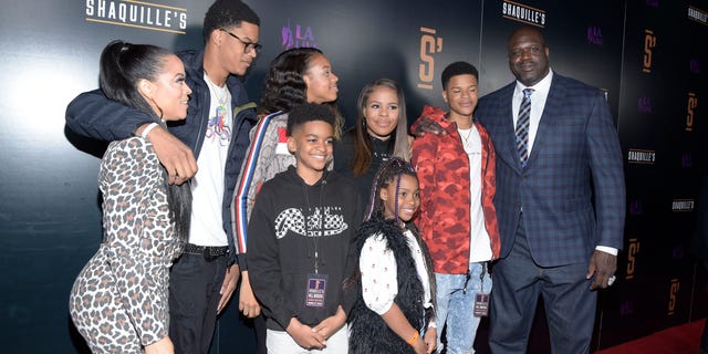 Shaunie O'Neal, izquierda;  la leyenda de la NBA Shaquille O'Neal, a la derecha;  y su familia asisten a la gran inauguración de Shaquille's en LA Live el 9 de marzo de 2019 en Los Ángeles.