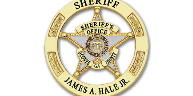 Une arme à feu a ensuite été retrouvée dans le sac à main, selon le bureau du shérif du comté d'Oconee.  Les députés ont sécurisé l'arme et l'ont retirée de l'enceinte de l'école.