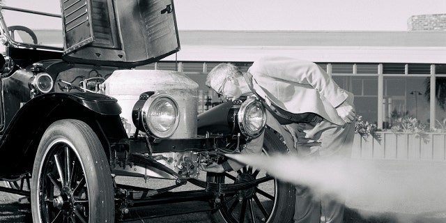 O vapor é criado quando a água é aquecida por um queimador abaixo do tanque.