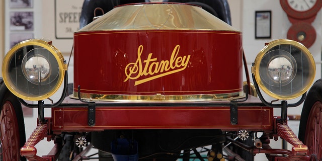 Certa vez, Jay Leno recebeu uma multa por excesso de velocidade em um carro Stanley Steamer.