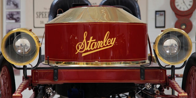 Certa vez, Jay Leno recebeu uma multa por excesso de velocidade em um carro Stanley Steamer.