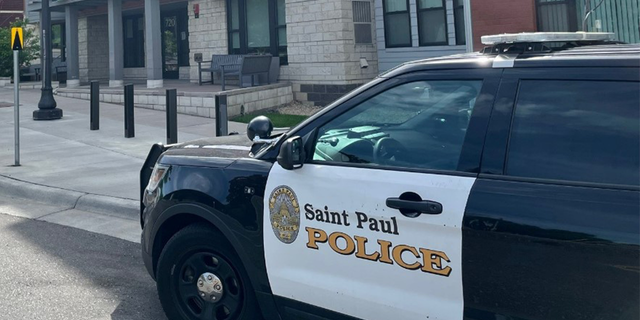 A suspect who was shot by police after hiding naked in a dumpster two years ago has filed a lawsuit against the Saint Paul Police Department for shooting him while he was "disarmed" Y "trying to give up"