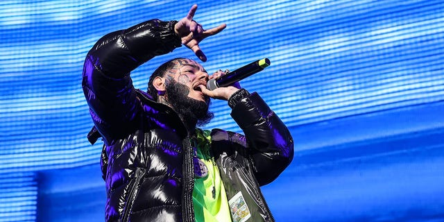 MIAMI, FLORIDA - DECEMBER 17: Rapper Tekashi 6ix9ine performs during the MiamiBash 2021 at FTX Arena on December 17, 2021 in Miami, Florida. (Photo by John Parra/Getty Images,)