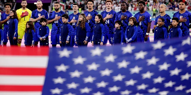 (De izquierda a derecha) Tyler Adams, Matt Turner, Tim Ream, Cameron Carter Vickers, Christian Pulisic, Antonee Robinson, Josh Sargent, Timothy Weah, Yunus Musah, Sergino Dest y Weston McKennie de la selección masculina de fútbol de EE. UU. durante un partido de la Copa del Mundo contra Irán en el Estadio Al Thumama el 29 de noviembre de 2022 en Doha, Qatar.