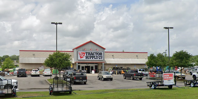 Alabama Tractor Supply customers thwart alleged shoplifters, open fire