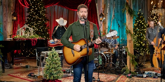 "King Size Manger" is the country music artist's first Christmas album.