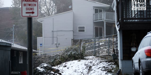 Algemene beelden van het huis in Moskou, Idaho, genomen op woensdag 16 november 2022, toen vier studenten van de Universiteit van Idaho werden vermoord, laten rode vlekken zien die over de fundering van het huis lopen.