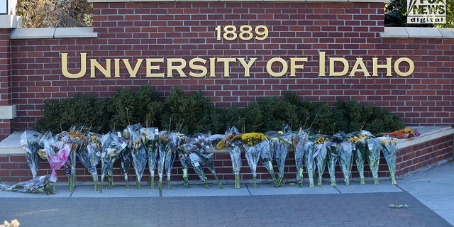 Des fleurs à un mémorial improvisé à l'Université de l'Idaho à Moscou, Idaho, le lundi 21 novembre 2022, pour quatre de ses étudiants qui ont été tués le 13 novembre.