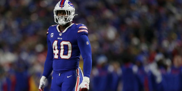 Von Miller des Buffalo Bills regarde pendant le quatrième quart contre les Packers de Green Bay au Highmark Stadium, le 30 octobre 2022, à Orchard Park, New York.