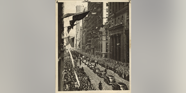 The sidewalks of lower Broadway are jammed as the motorcade of Gen. Jonathan Wainwright goes north toward City Hall in 1945. (World Telegram & Sun photo by Al Aumuller/Retrieved from the Library of Congress)