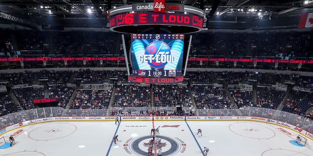 El Arena Bowl durante el enfrentamiento inicial del segundo período entre los Winnipeg Jets y los Edmonton Oilers en acción de pretemporada en el Canada Life Center el 1 de octubre de 2022 en Winnipeg, Manitoba, Canadá. 