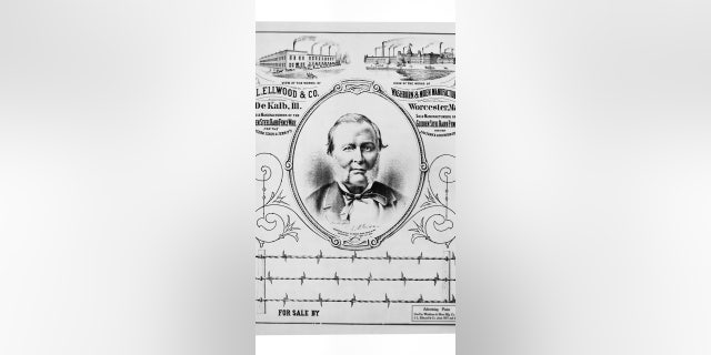 پرتره ای از مخترع جوزف فارول گلیدن در اینجا نشان داده شده است - در مرکز تبلیغاتی برای سیم حصار فولادی گلیدن. 