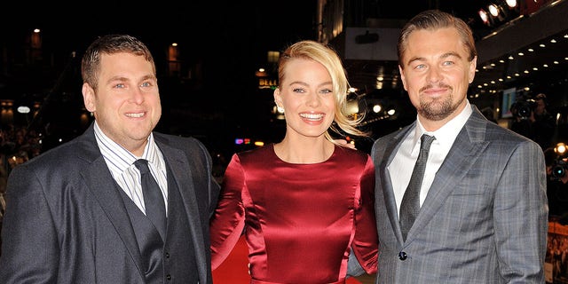 Jonah Hill, links, Margot Robbie und Leonardo DiCaprio, rechts, besuchen die UK-Premiere von "Der Wolf von der Wall Street."
