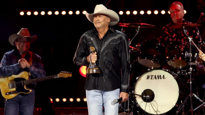 Jessie James Decker excited to see Alan Jackson honored at CMA Awards