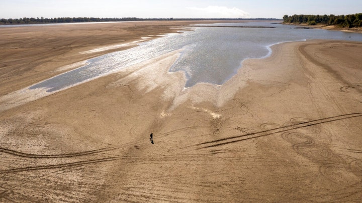 Drought causes low water levels in Mississippi River