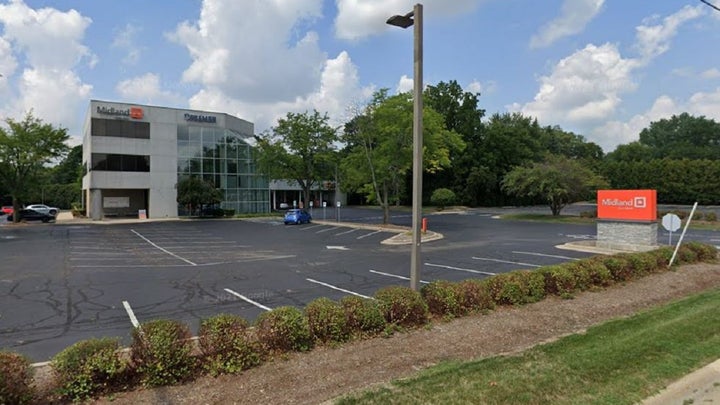 Illinois man robbed two banks while on court-supervised release for two other bank heists Illinois man robbed two banks while on court-supervised release for two other bank heists