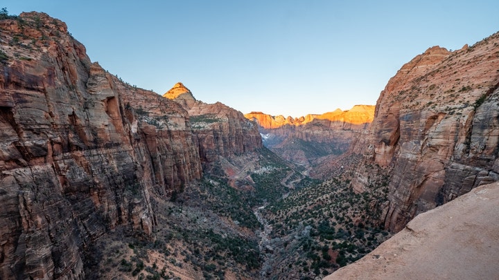 Hiker captures massive rockfall in Zion National Park