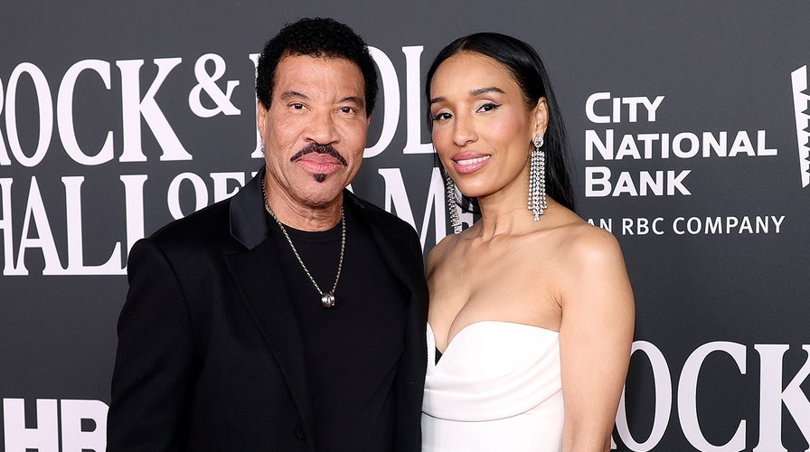 Lionel Richie calls girlfriend Lisa Parigi, 40 years his junior: 'My heart' during Rock & Roll induction | Fox News