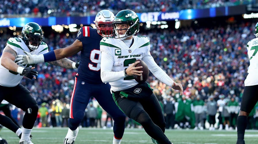 EAST RUTHERFORD, NJ - NOVEMBER 06: New York Jets quarterback Zach Wilson  (2) runs during the National Football League game between the New York Jets  and Buffalo Bills on November 6, 2022