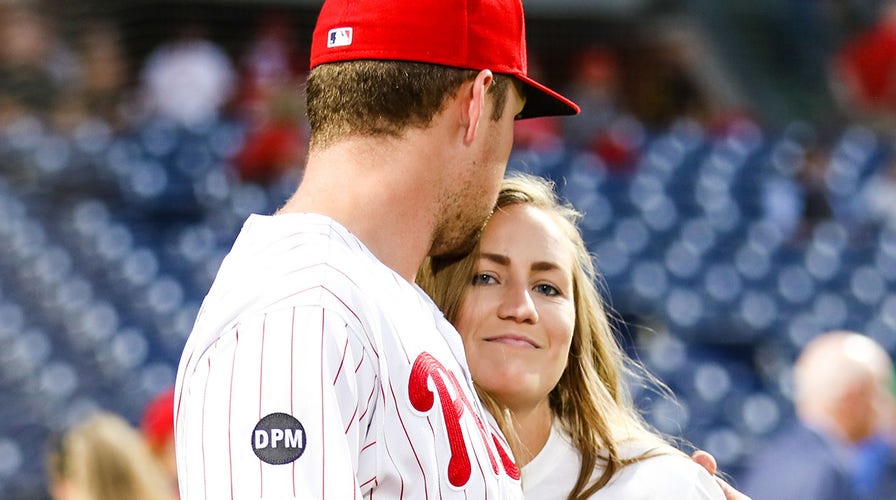 Jayme Hoskins, wife of Phillies star, buys beer for fans during