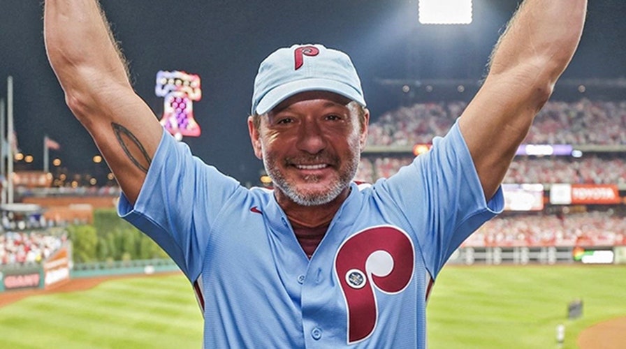 Tim McGraw Honors His World Series Champ Father, Tug, At Phillies Game ...