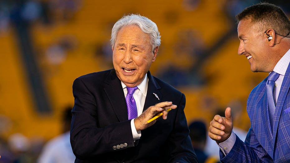 Lee Corso, 89, absent from latest edition of ESPN's 'College GameDay' after feeling 'under the weather' thumbnail