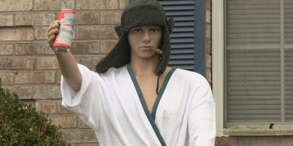 Neighbor calls police over 'Cousin Eddie' Christmas decoration - Vimarsana News
