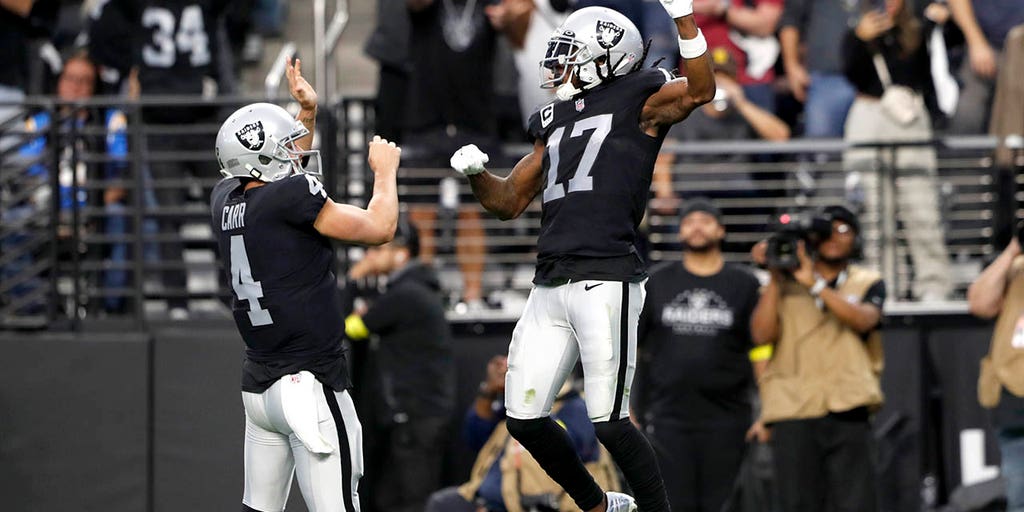 Can't-Miss Play: Las Vegas Raiders wide receiver Davante Adams catches  quarterback Derek Carr's 28-yard loft with his bicep