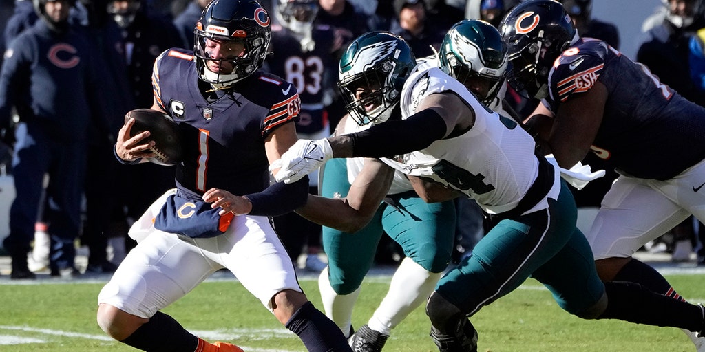 Bears' Justin Fields nearly scores touchdown on marvelous run vs Eagles